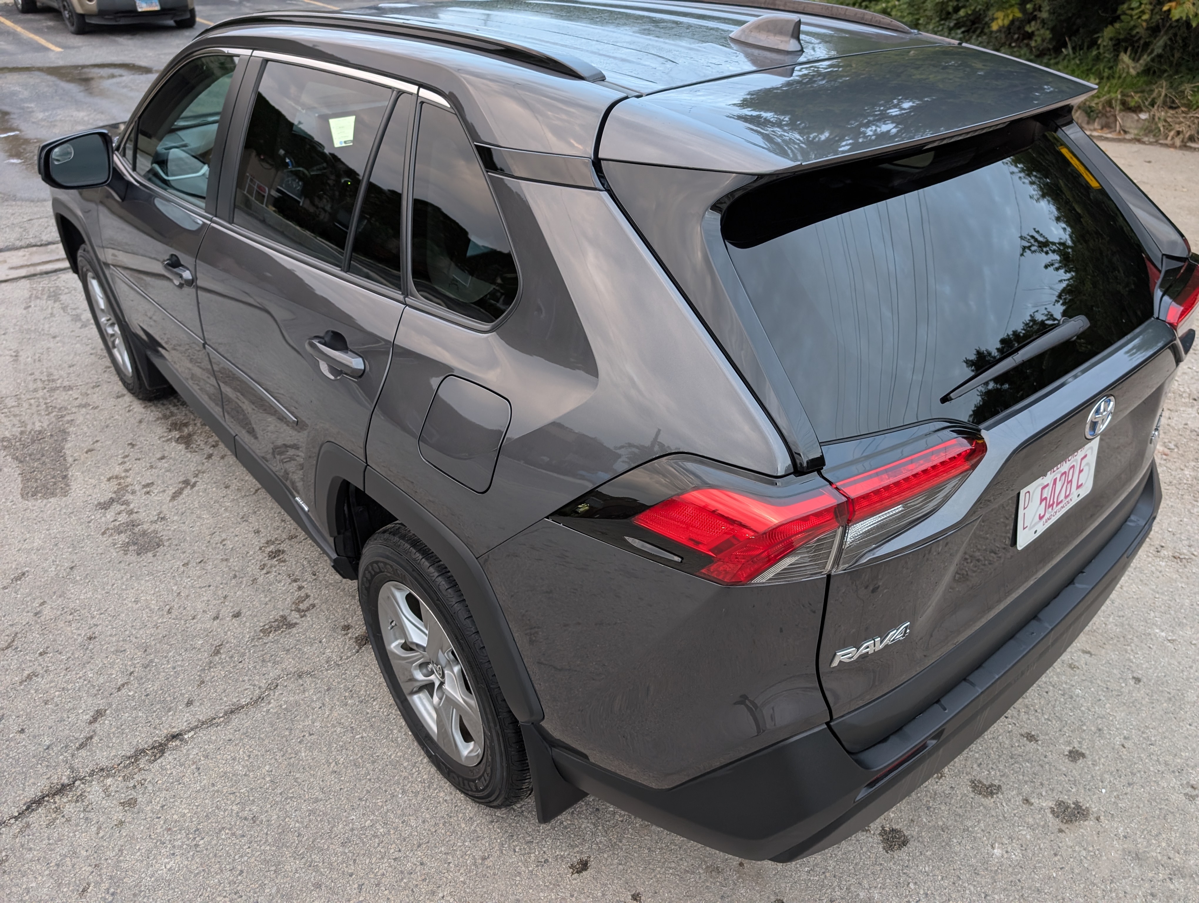 2024 Toyota RAV4 Hybrid LE Gray — view 3