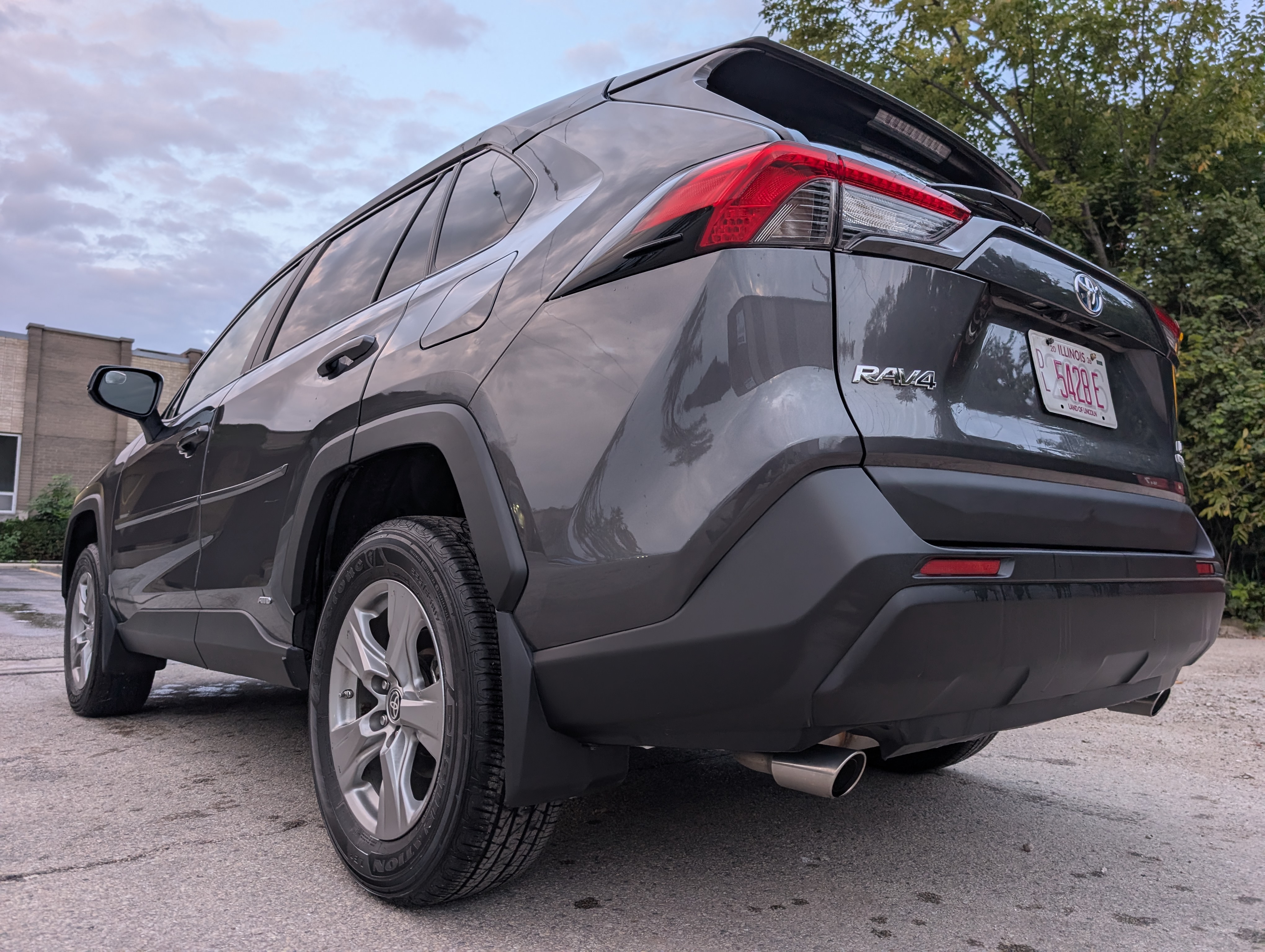 2024 Toyota RAV4 Hybrid LE Gray — view 4