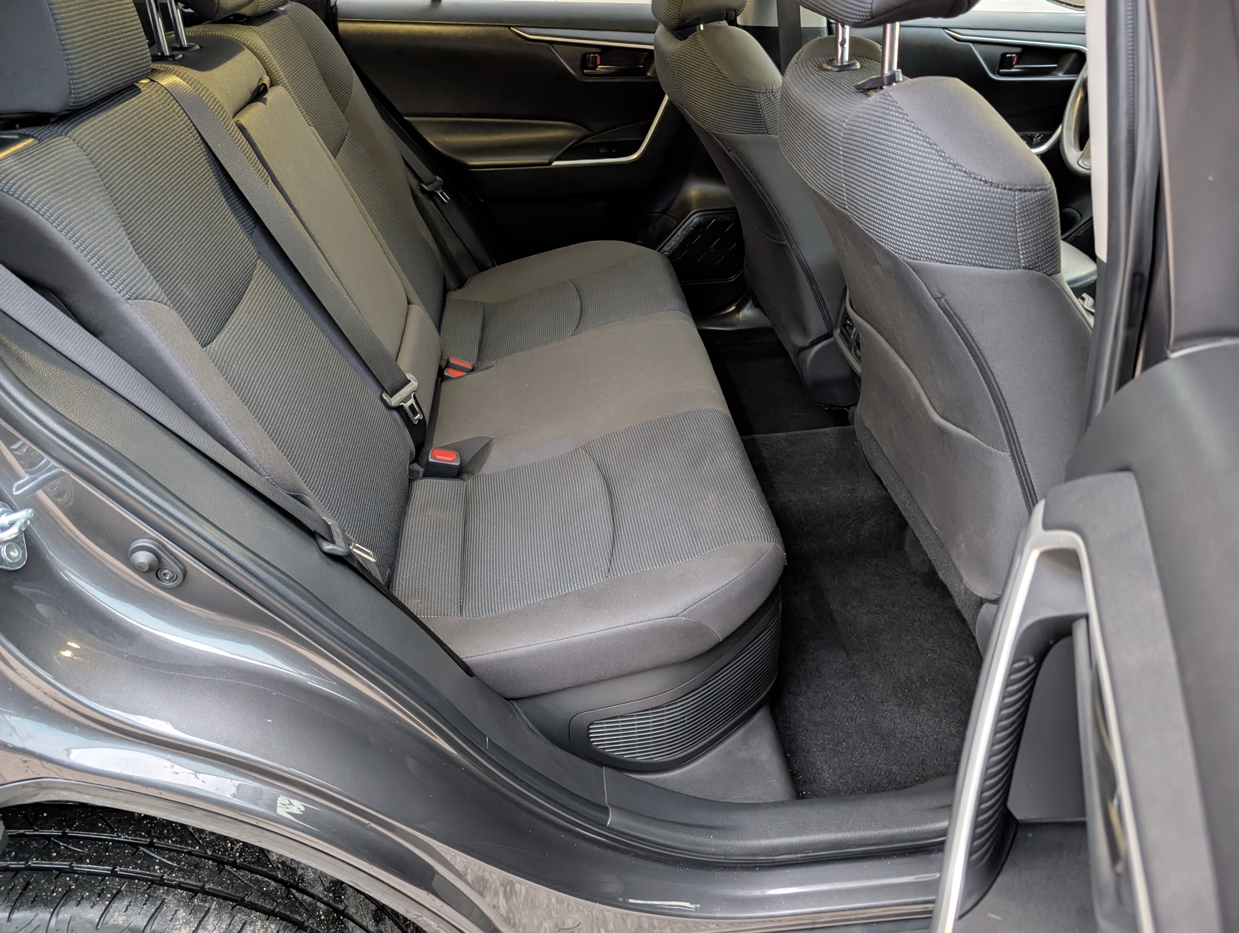 2024 Toyota RAV4 Hybrid LE Gray — view 19