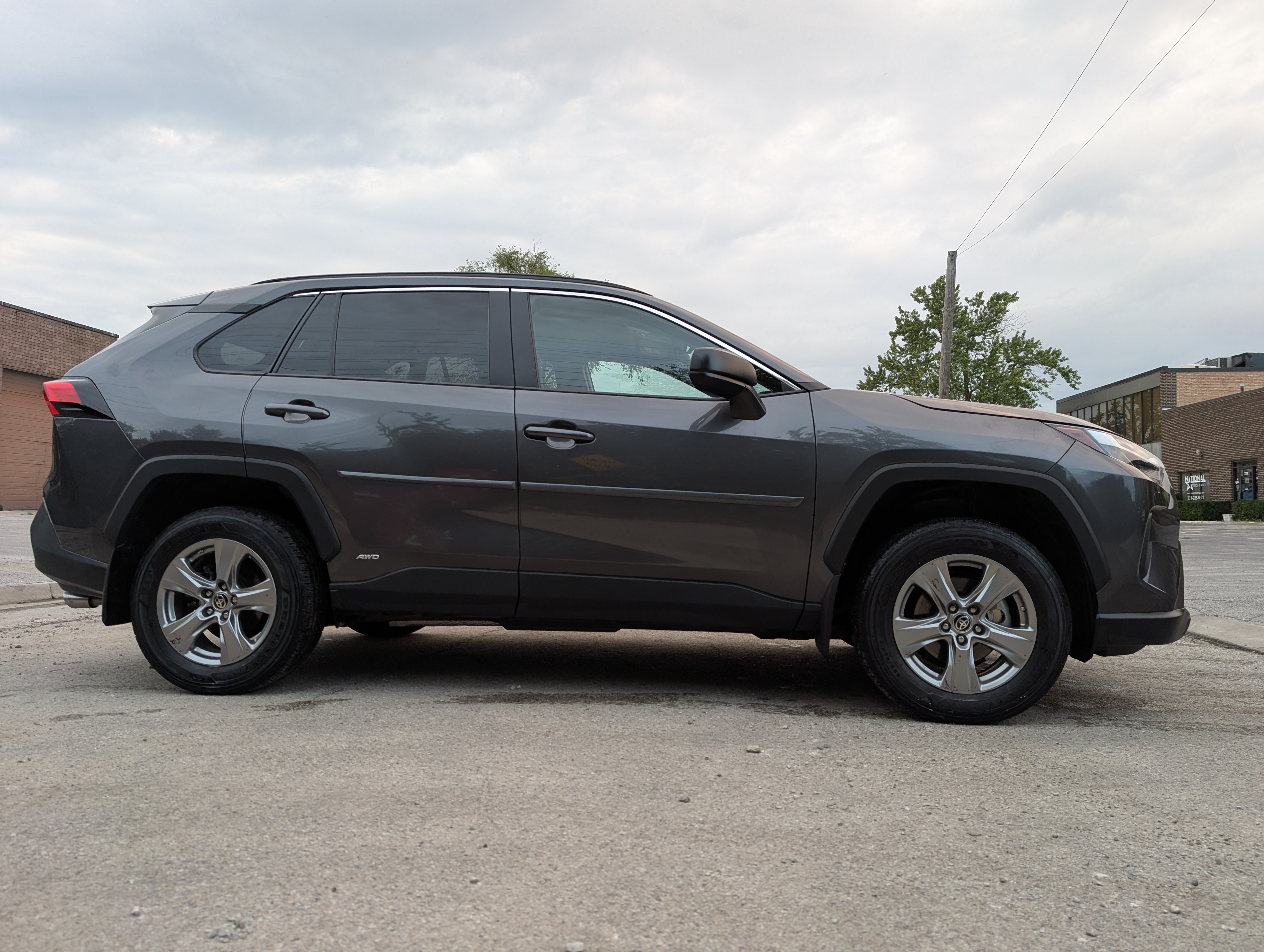 2024 Toyota RAV4 Hybrid LE Gray — view 8