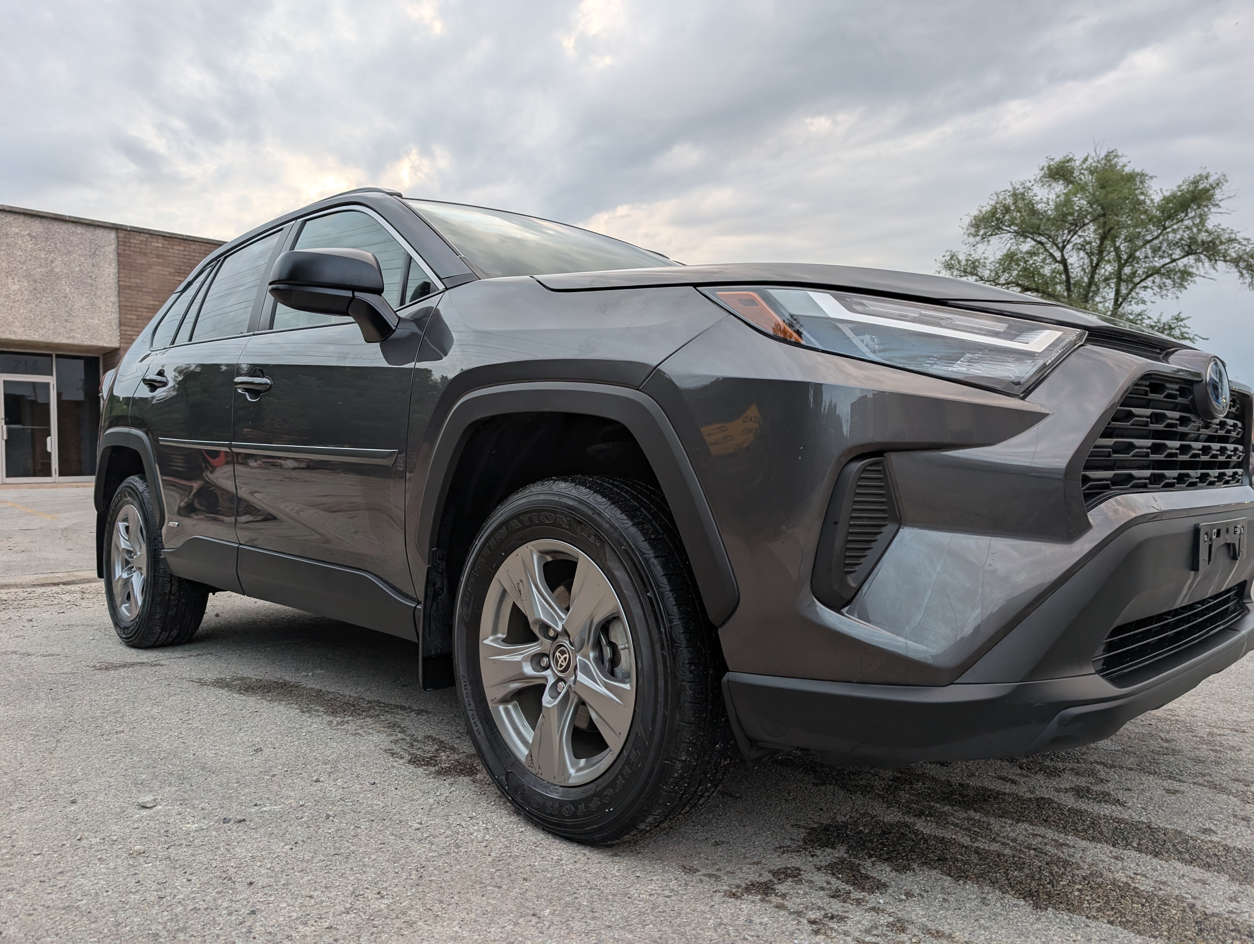 2024 Toyota RAV4 Hybrid LE Gray — view 9