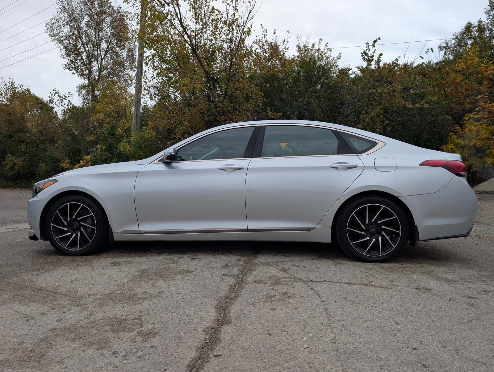 2016 Hyundai Genesis Base Silver — view 3
