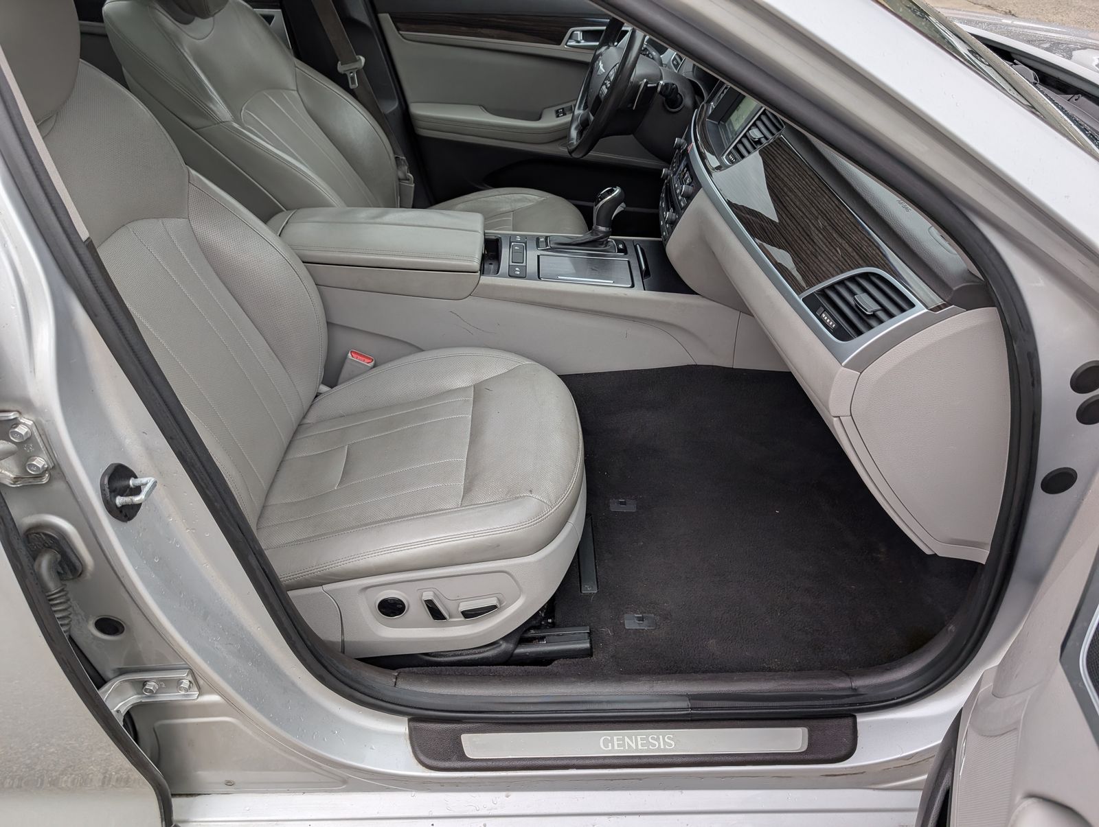 2016 Hyundai Genesis Base Silver — view 18