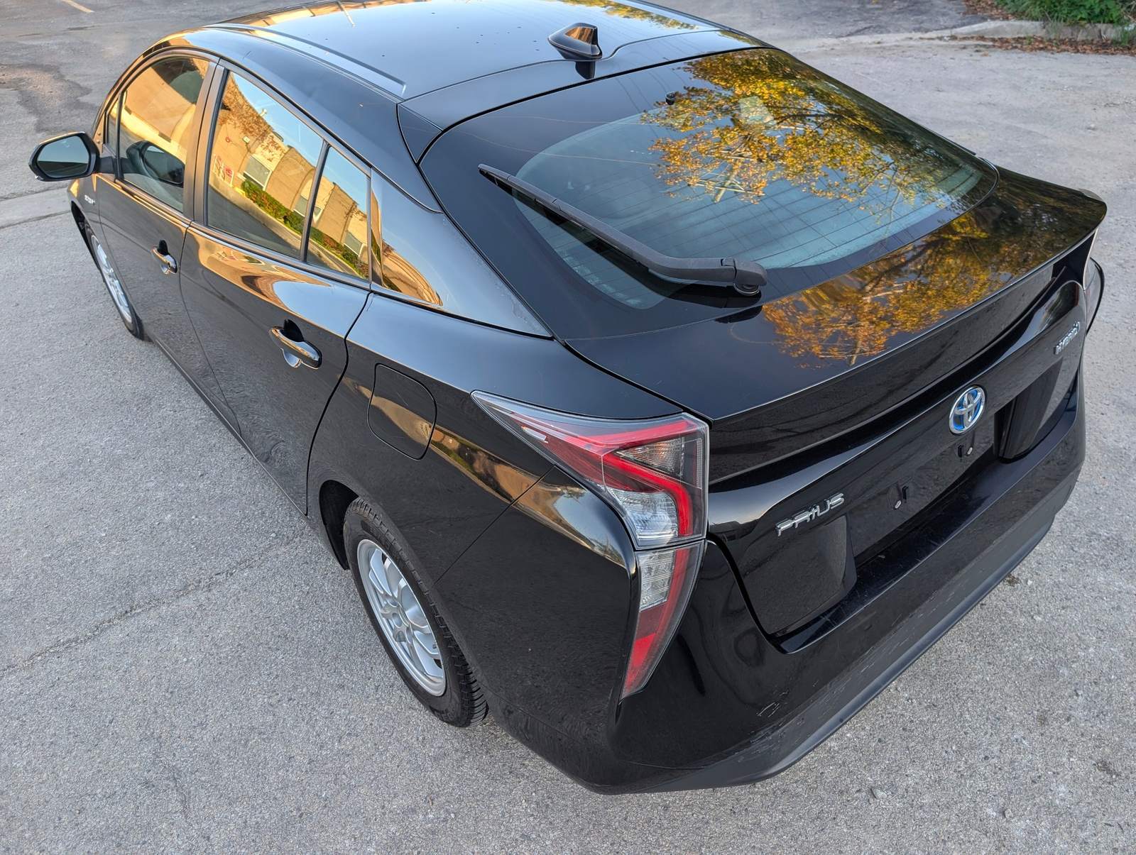 2016 Toyota Prius Two Eco Black — view 4