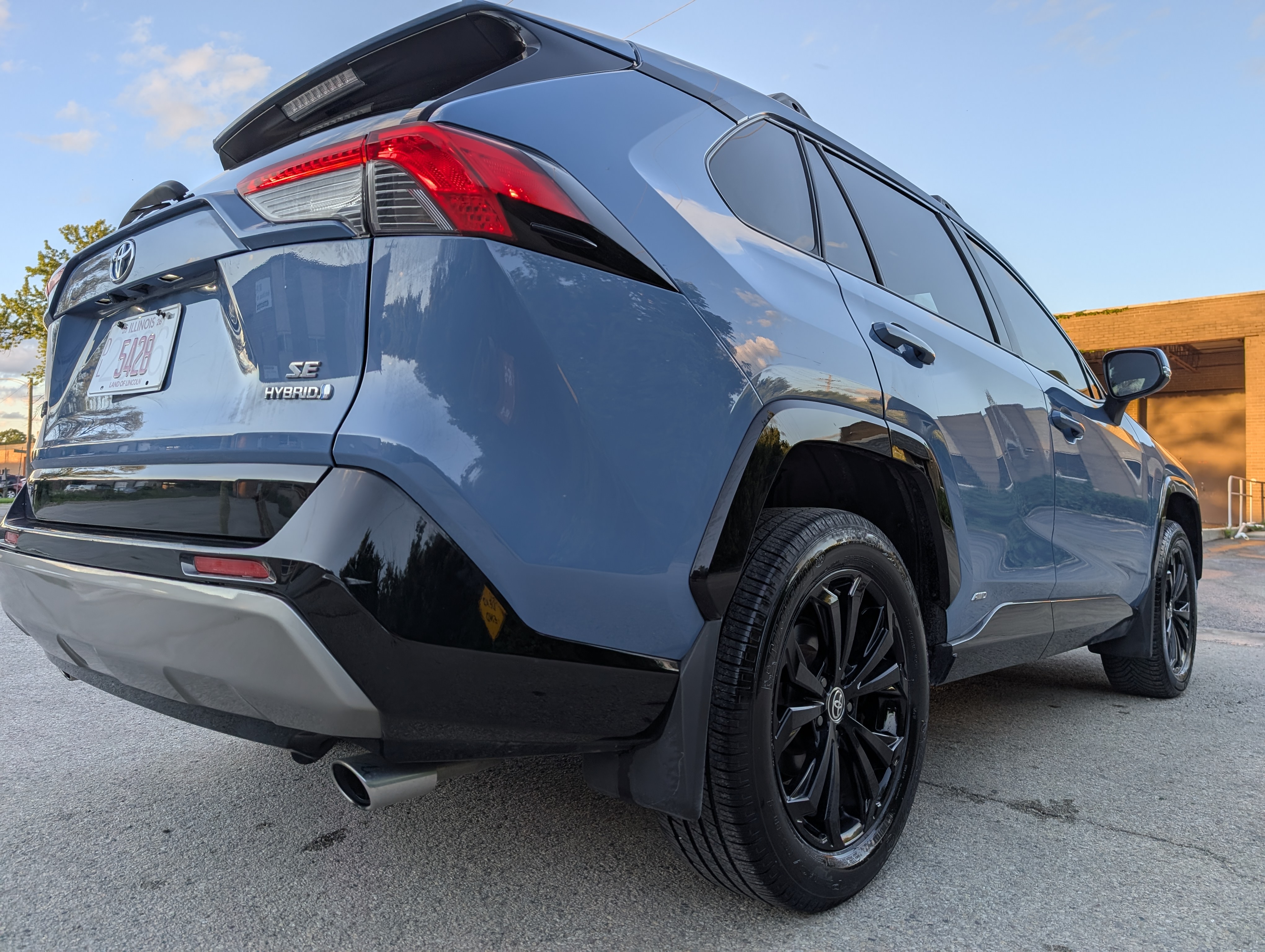 2022 Toyota RAV4 Hybrid SE Blue — view 10
