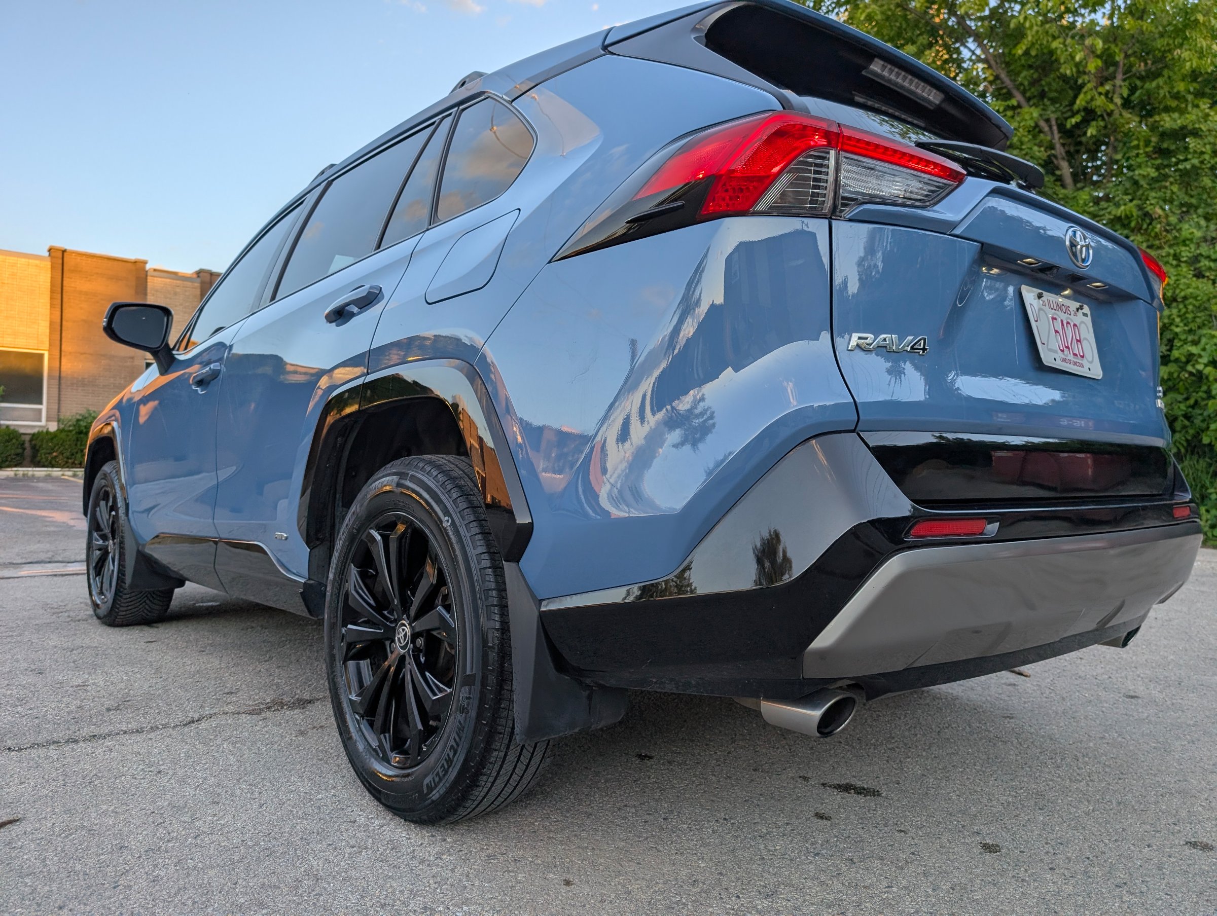 2022 Toyota RAV4 Hybrid SE Blue — view 4