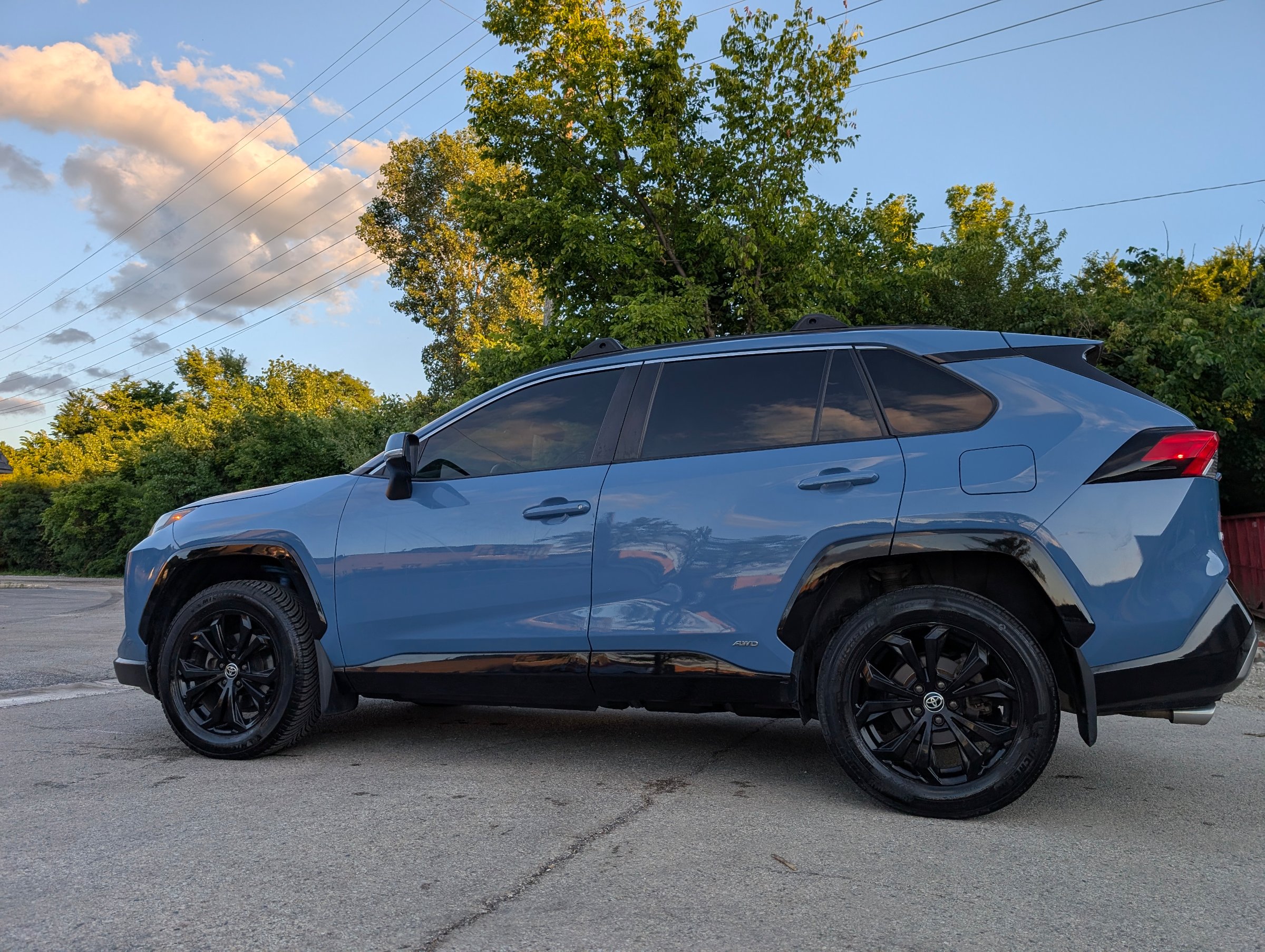 2022 Toyota RAV4 Hybrid SE Blue — view 3