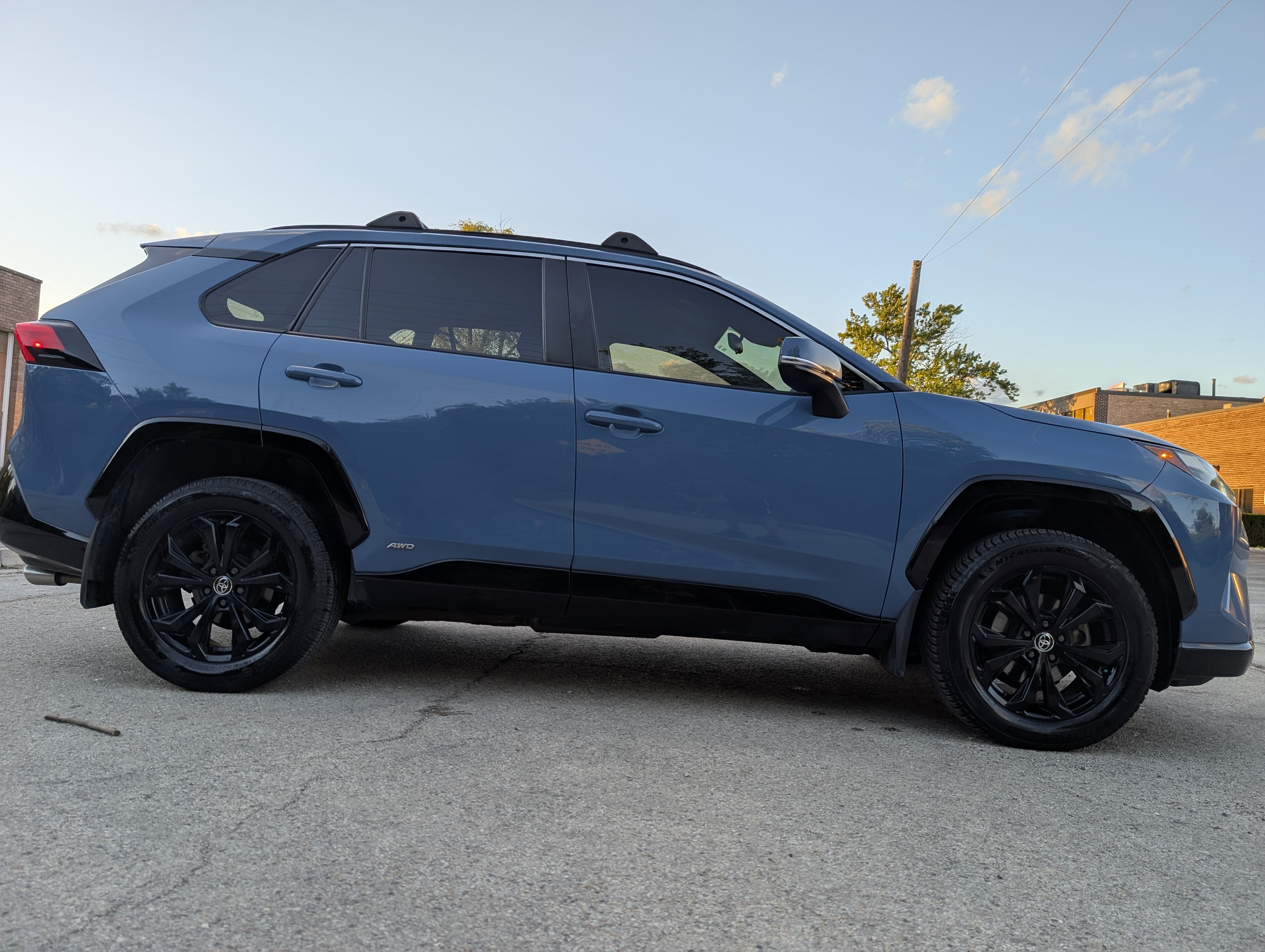 2022 Toyota RAV4 Hybrid SE Blue — view 9
