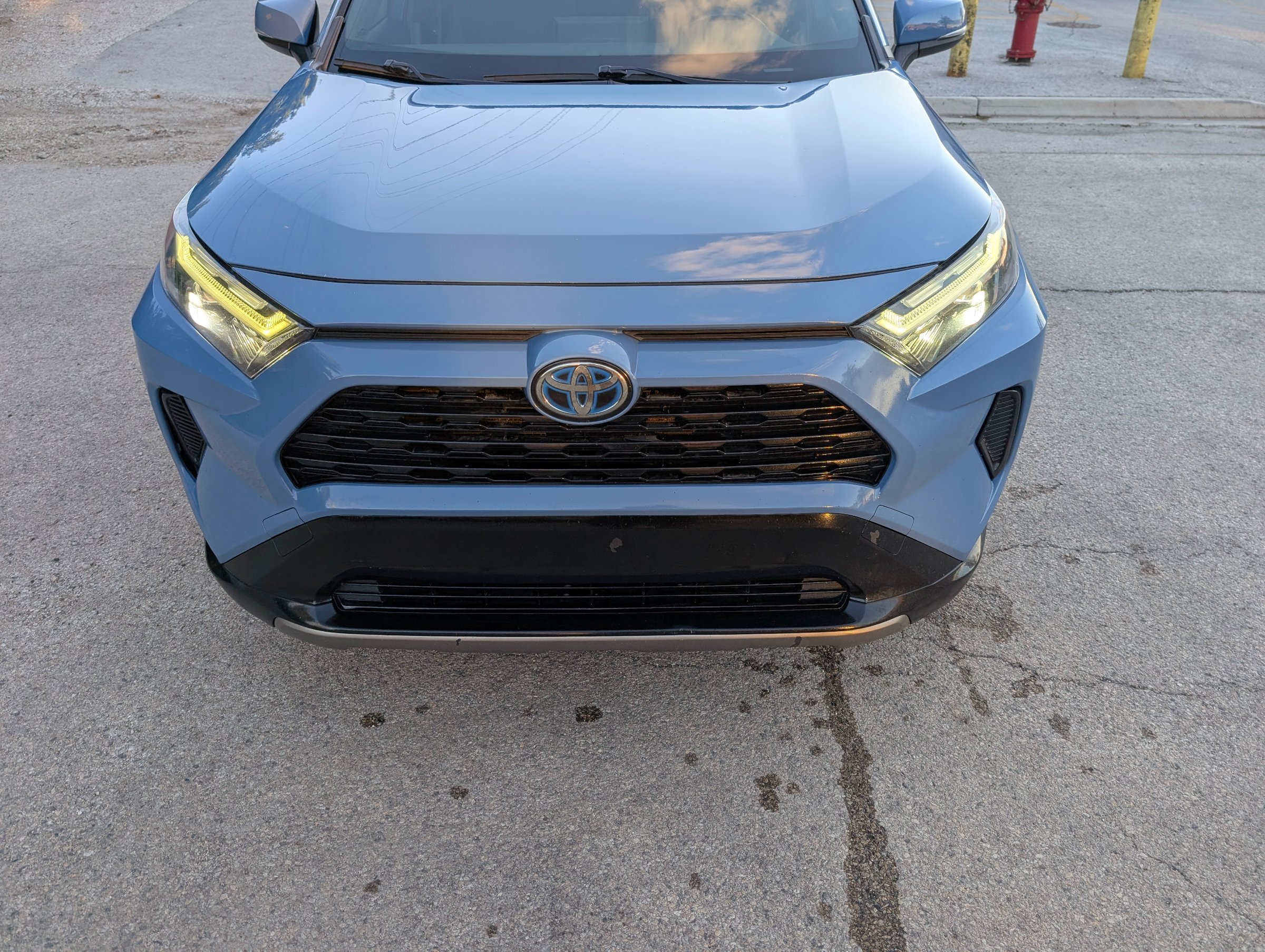 2022 Toyota RAV4 Hybrid SE Blue — view 8