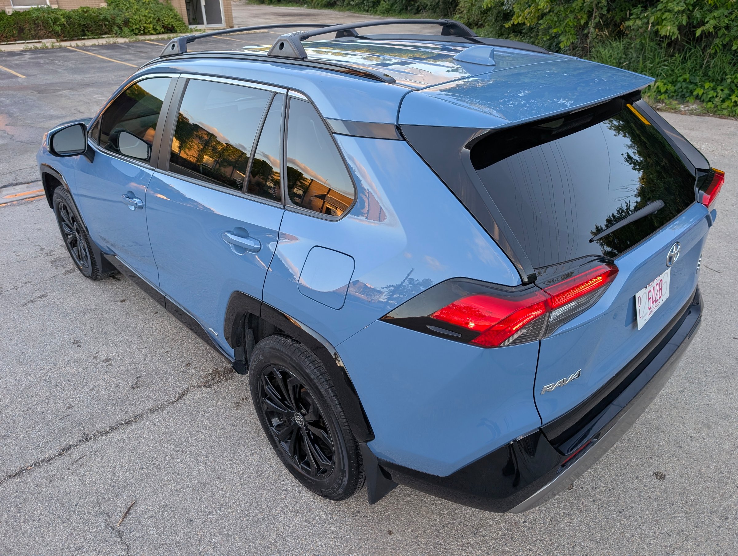 2022 Toyota RAV4 Hybrid SE Blue — view 5