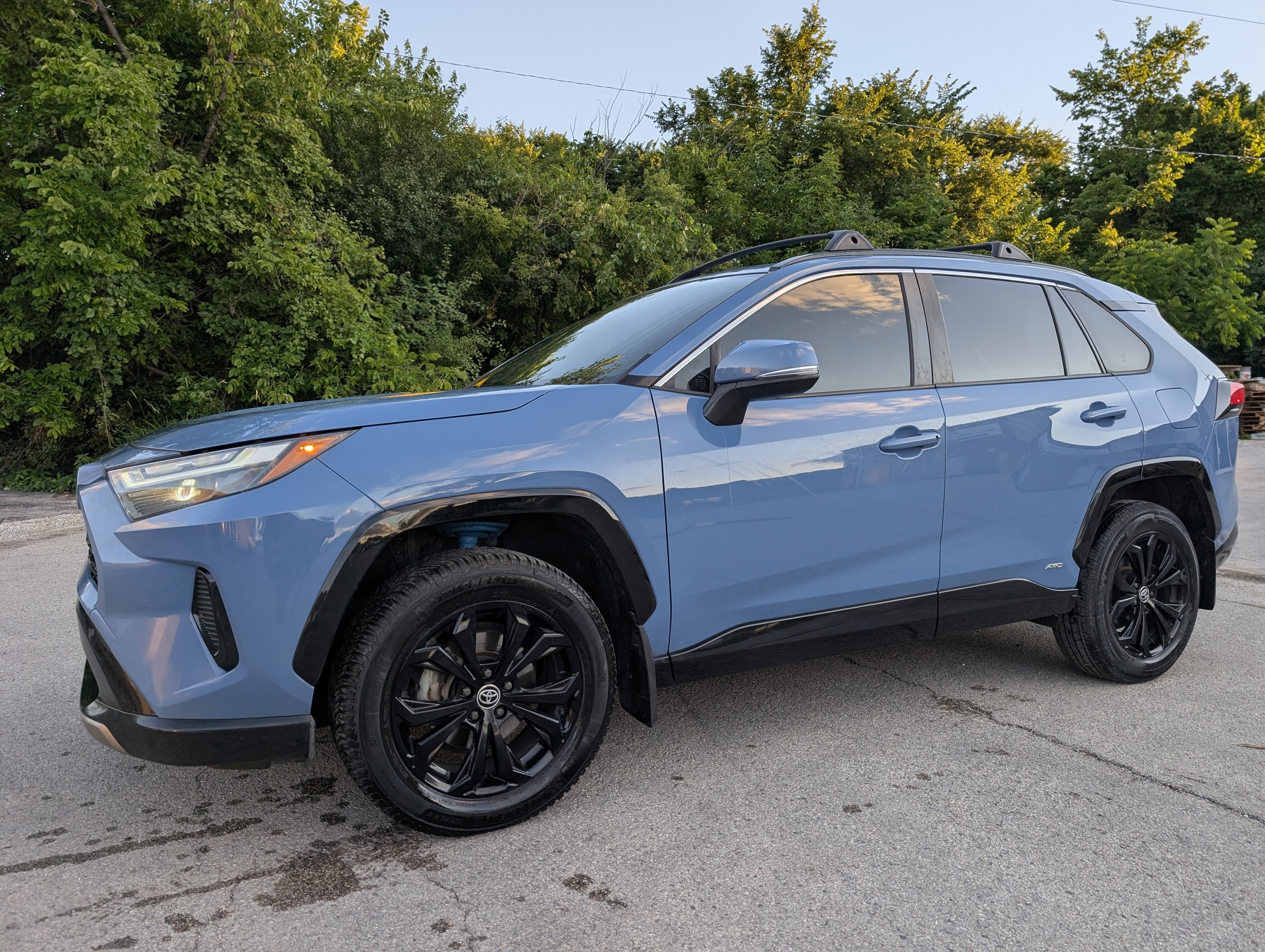 2022 Toyota RAV4 Hybrid SE Blue — view 2